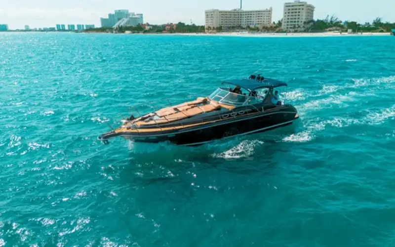 Yacht Sea Riously